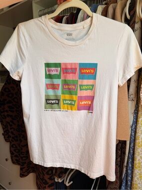 Levi's Graphic Logo Tee - women’s small